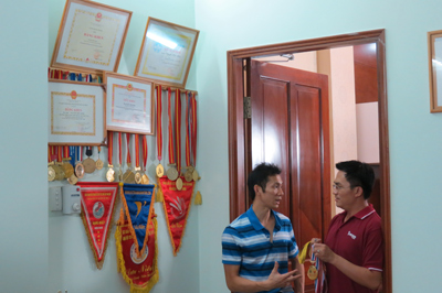 Tay vợt số 1 Việt Nam hăng say kể về những tấm huy chương danh giá mà mình đã đạt được.